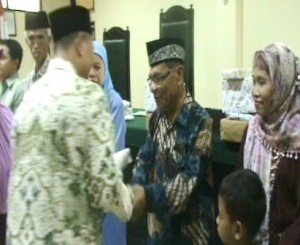 "Pemberian cendramata dari Bapak Drs. Imam Shofwan Hakim PA Giri Menang dalam acara pelepasan dan perpisahan."