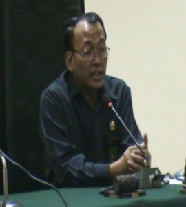 "Panitera/Sekretaris PTA Mataram (H. A. Jakin Karim, SH., MH) memberikan bimbingan dan pembinaan mengenai pelayanan Bantuan Hukum di peradilan Agama"