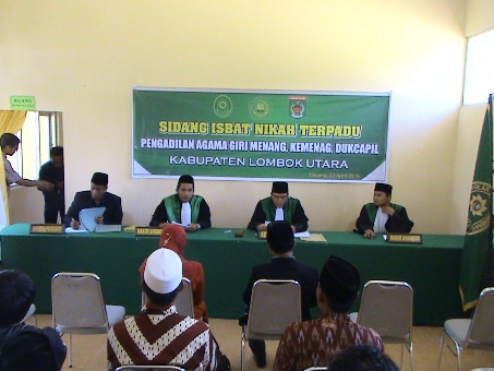 "Majelis Hakim PA Giri Menang yang bertugas dalam layanan terpadu sidang itsbat nikah di Kabupaten Lombok Utara."
